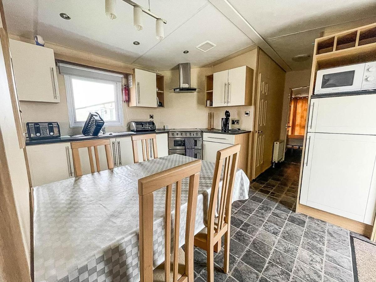 Lovely Caravan With Decking At Heacham Beach In Norfolk, Sleeps 6 Ref 21020C Exterior foto